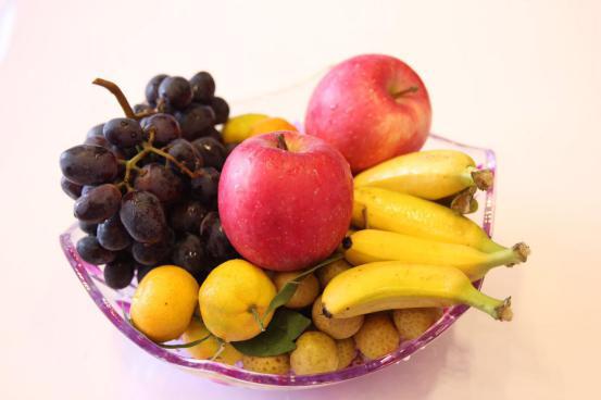 按照严格标准选取新鲜水果;水果统一进行4-5次清洗工序之后摆盘,放置